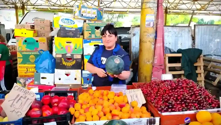 Продаж перших кавунів на Привозі