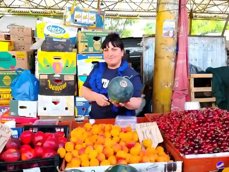Продаж перших кавунів на Привозі