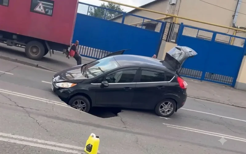 На Миколаївській дорозі в Одесі під машиною провалився асфальт