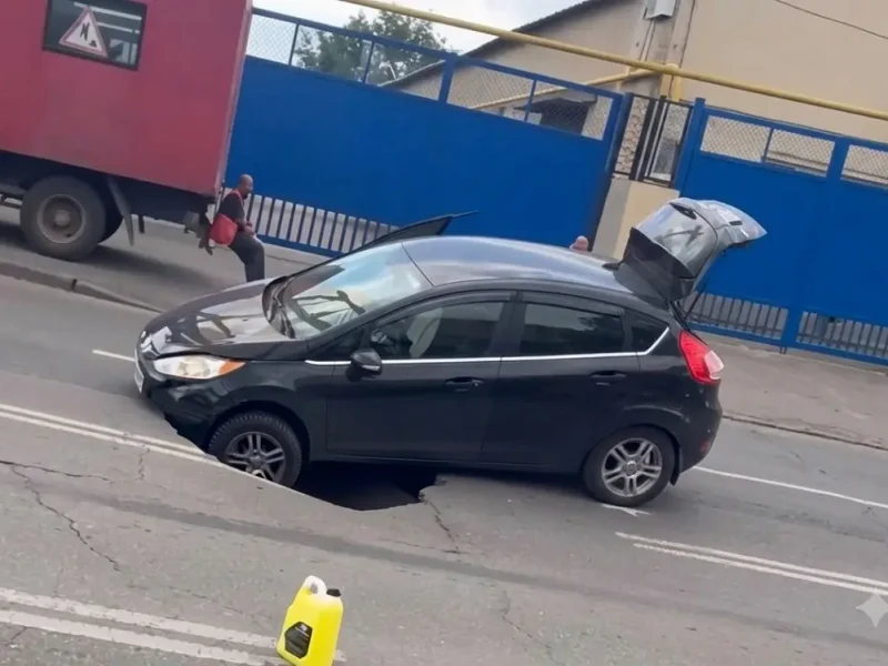 На Миколаївській дорозі в Одесі під машиною провалився асфальт