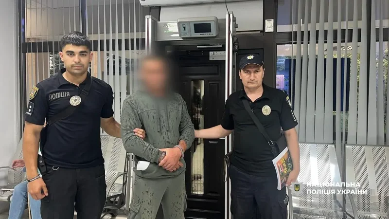 На Одещині чоловік стріляв по підлітках.