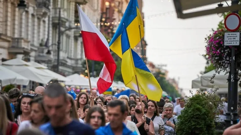Хода з українським та польським прапорами