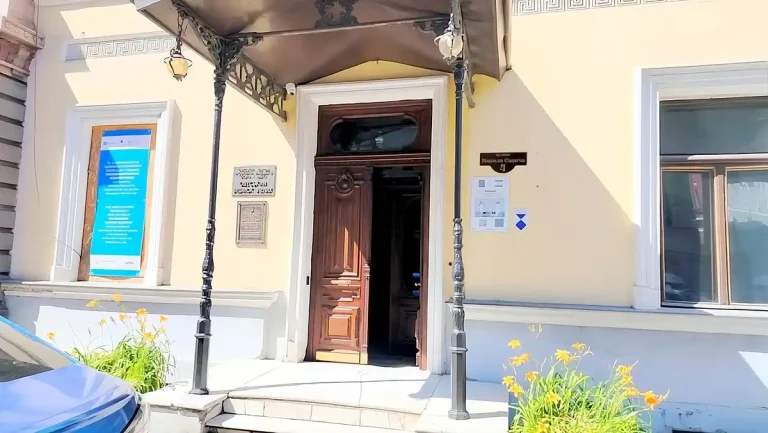 Відреставровані двері Палацу Толстих