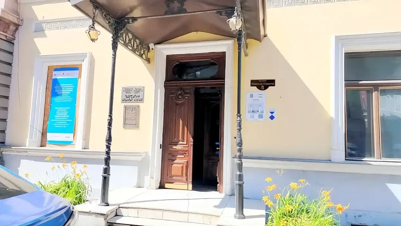 Відреставровані двері Палацу Толстих