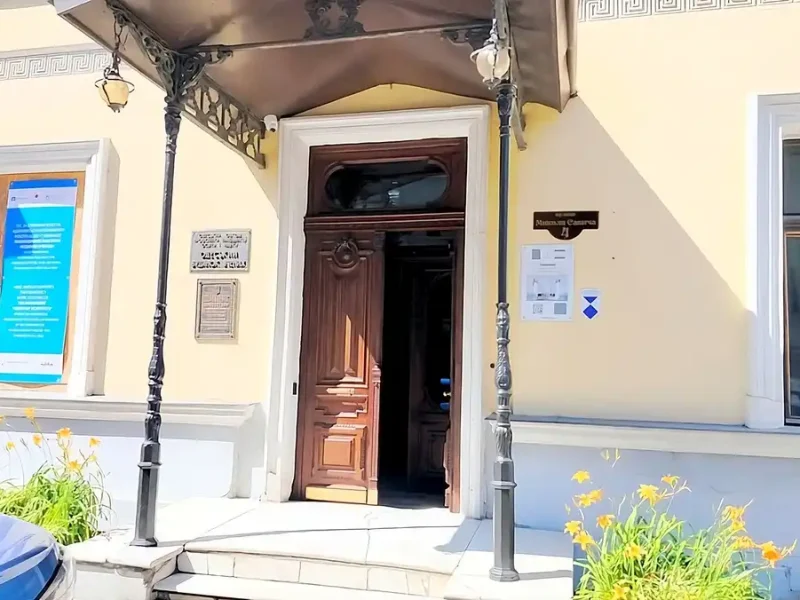 Відреставровані двері Палацу Толстих