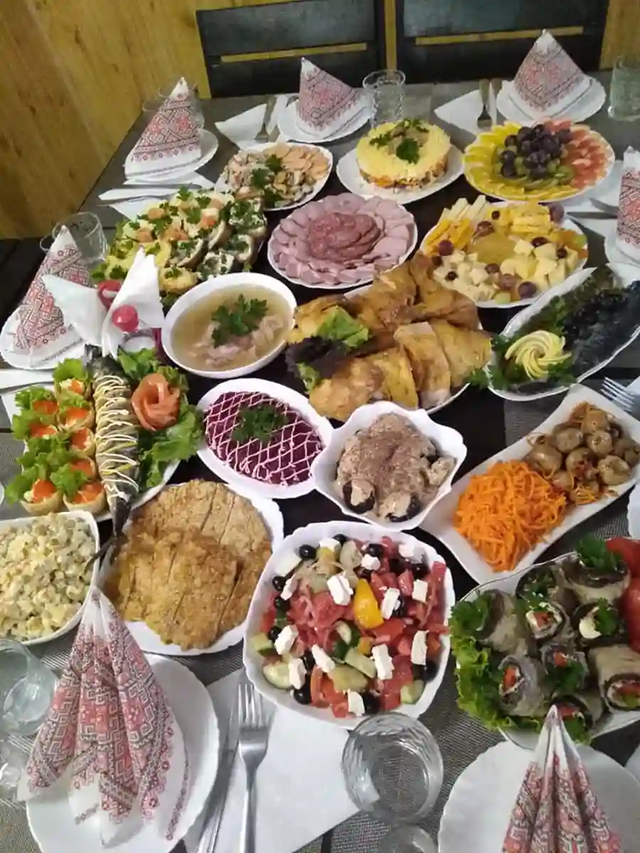 Стол с разными блюдами в Загниткове