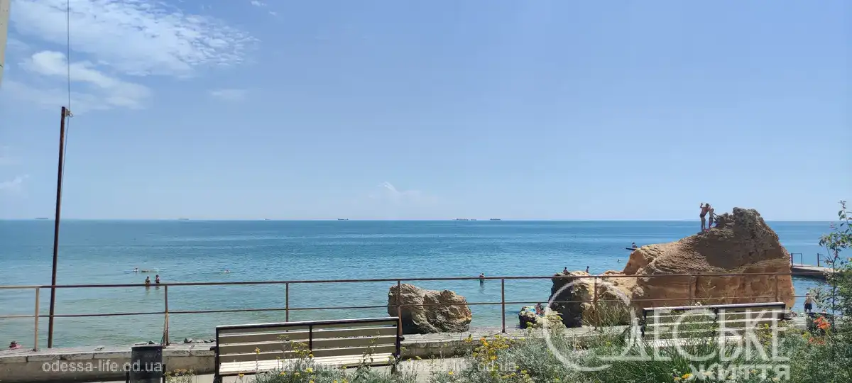Желтый камень в Отраде