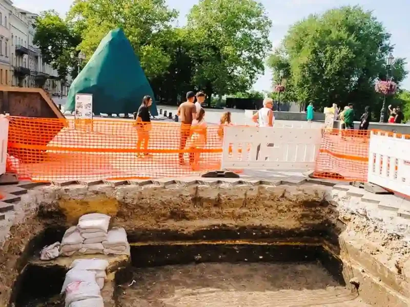 Под Приморским бульваром в Одессе снова ищут утраченную крепость Хаджибей (фоторепортаж)