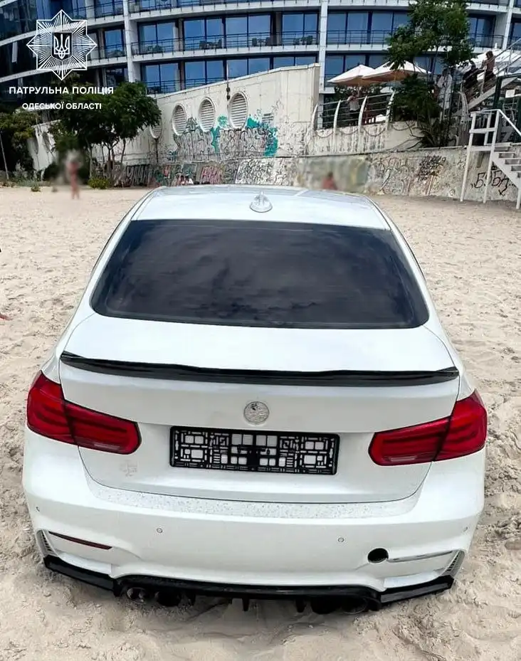 BMW заехала на пляж