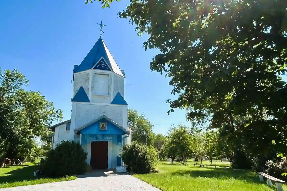 Вход в храм в селе Гидерим