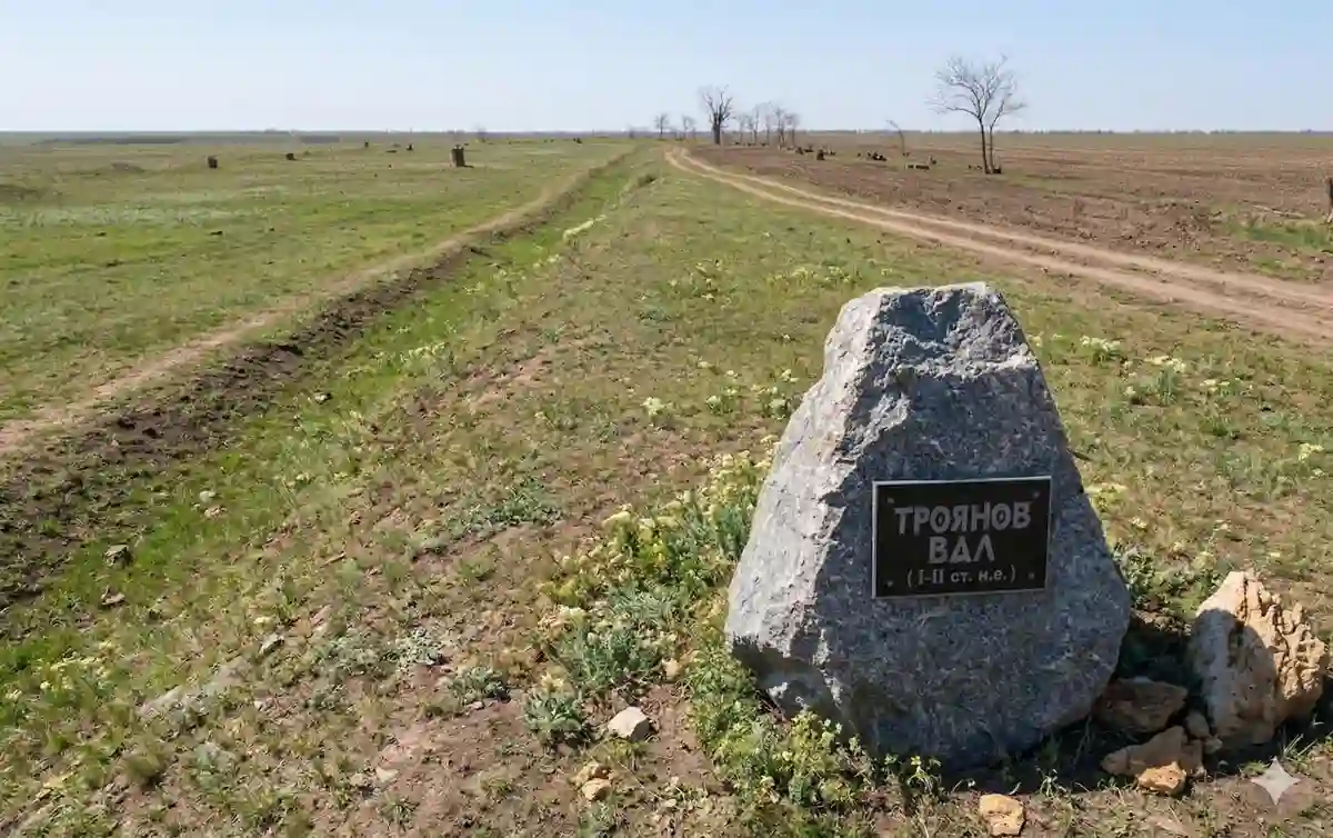 Знак в Одесской области, обозначающий место Траянова вала