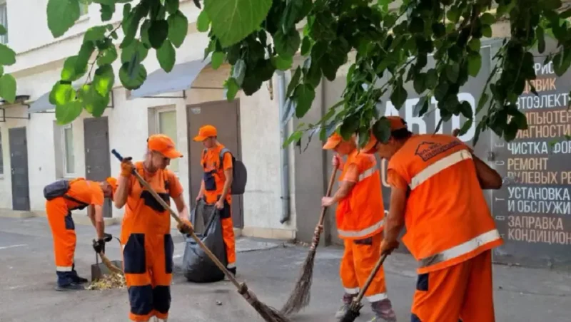 Одесские коммунальщики убирают территорию