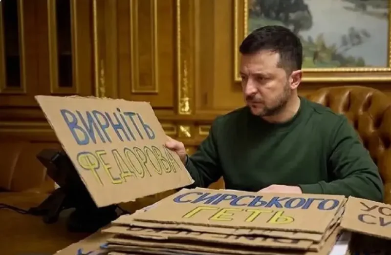 Зеленский читает корреспонденцию на картоне