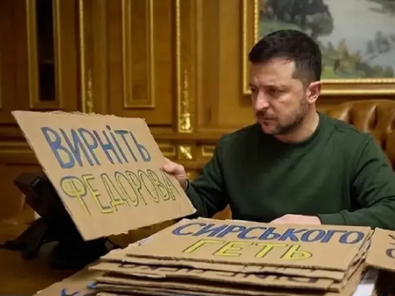 Зеленский читает корреспонденцию на картоне