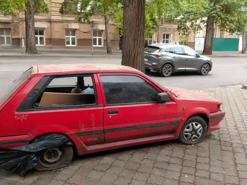 30 покинутих авто за 30 хвилин: у центрі Одеси росте автокладовище (фото)