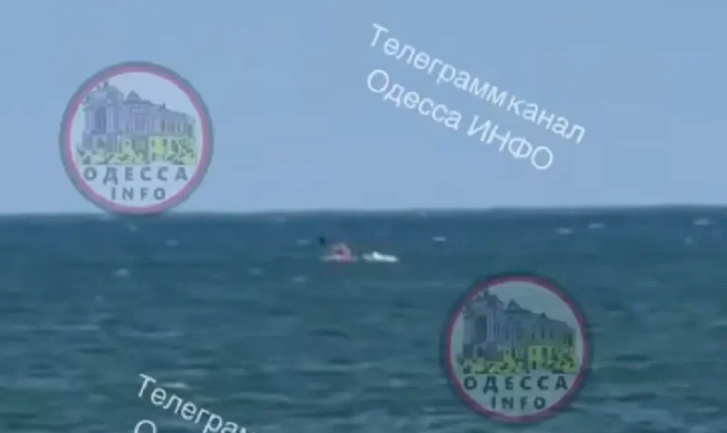 Під Одесою в море відносить дитину на матраці та чоловіка