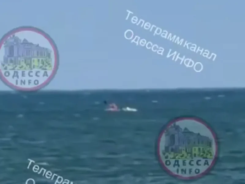 Під Одесою в море відносить дитину на матраці та чоловіка