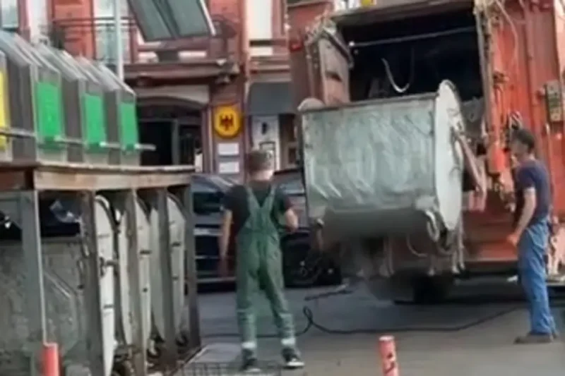 Горожане сняли на видео работу мусоровывозящей компании в двух шагах от здания одесской мэрии