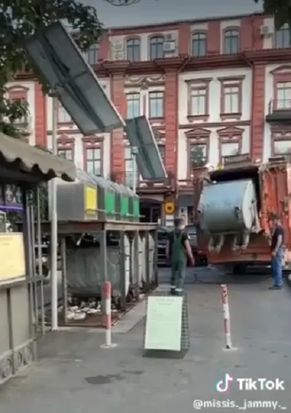 Как сгружают мусор в Одессе