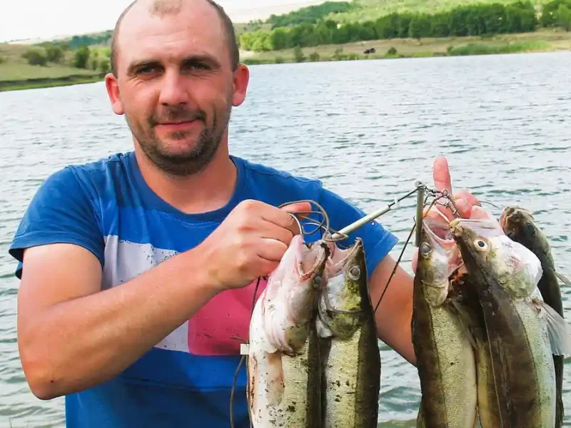 Олександр Волошин з трофейними судаками