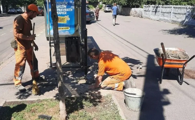 В Одесі за пів року відновили майже 40 зупинок, пошкоджених вандалами та обстрілами