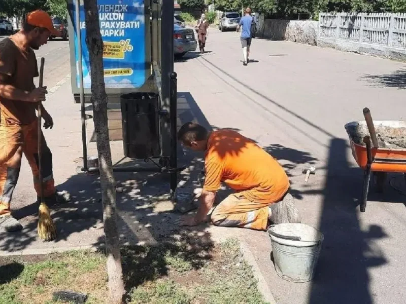 В Одесі за пів року відновили майже 40 зупинок, пошкоджених вандалами та обстрілами