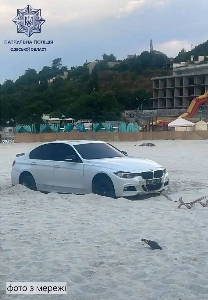 BMW заехала на пляж
