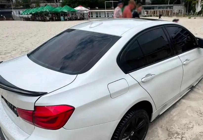 BMW заехала на пляж
