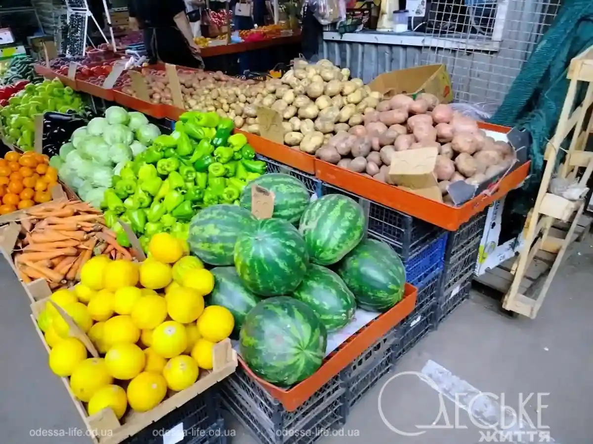 Фрукти на Привозі у липні