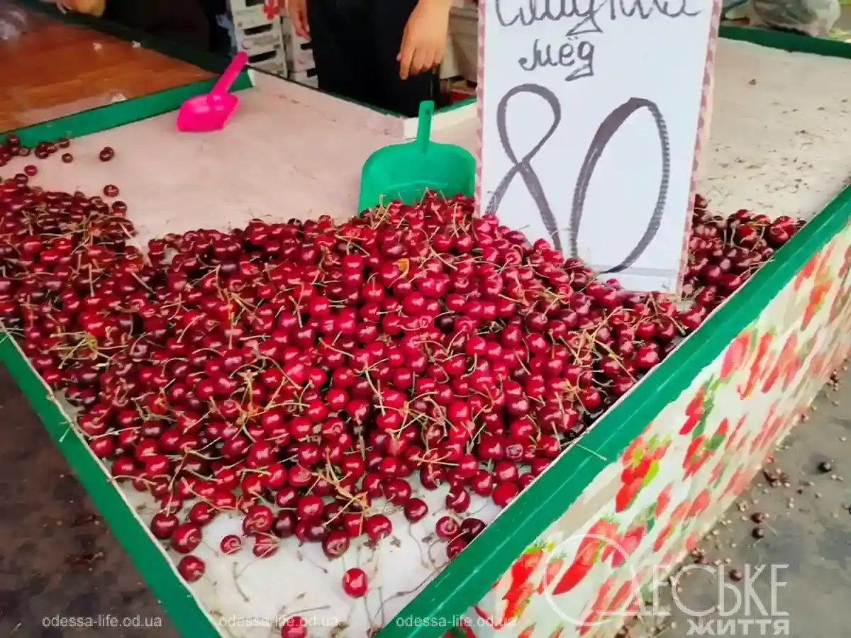Привоз у липні - продаж фруктів