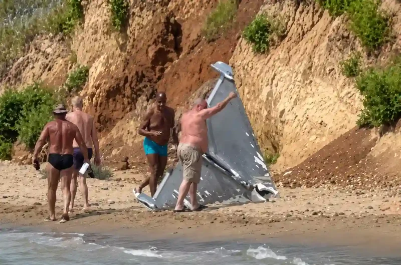 Відпочивальники витягнули з моря збитий шахед