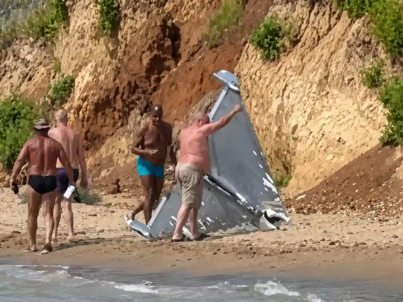 Відпочивальники витягнули з моря збитий шахед