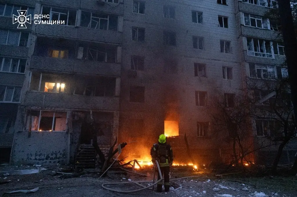 РФ атаковала многоэтажку в Сумах
