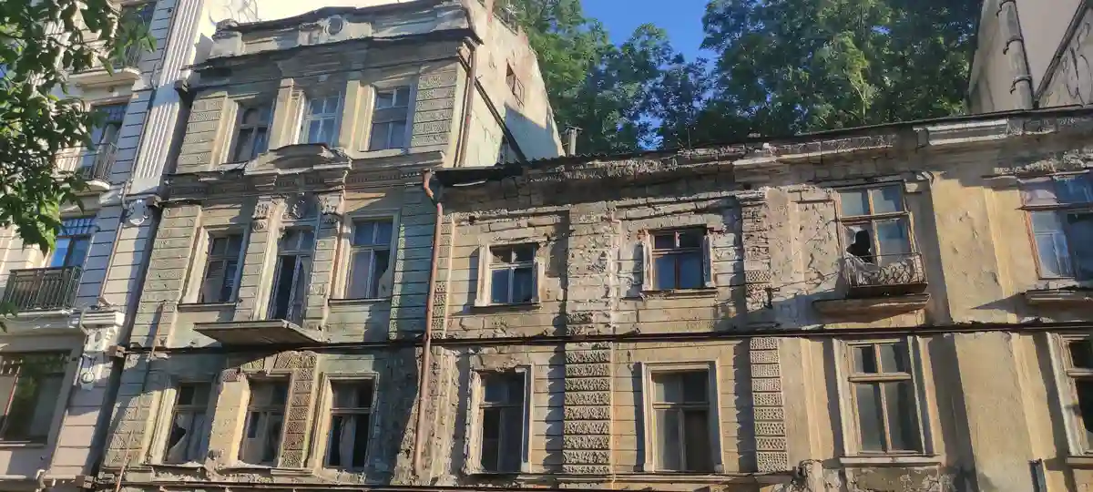 Разрушающееся здание в Театральном переулке, 11