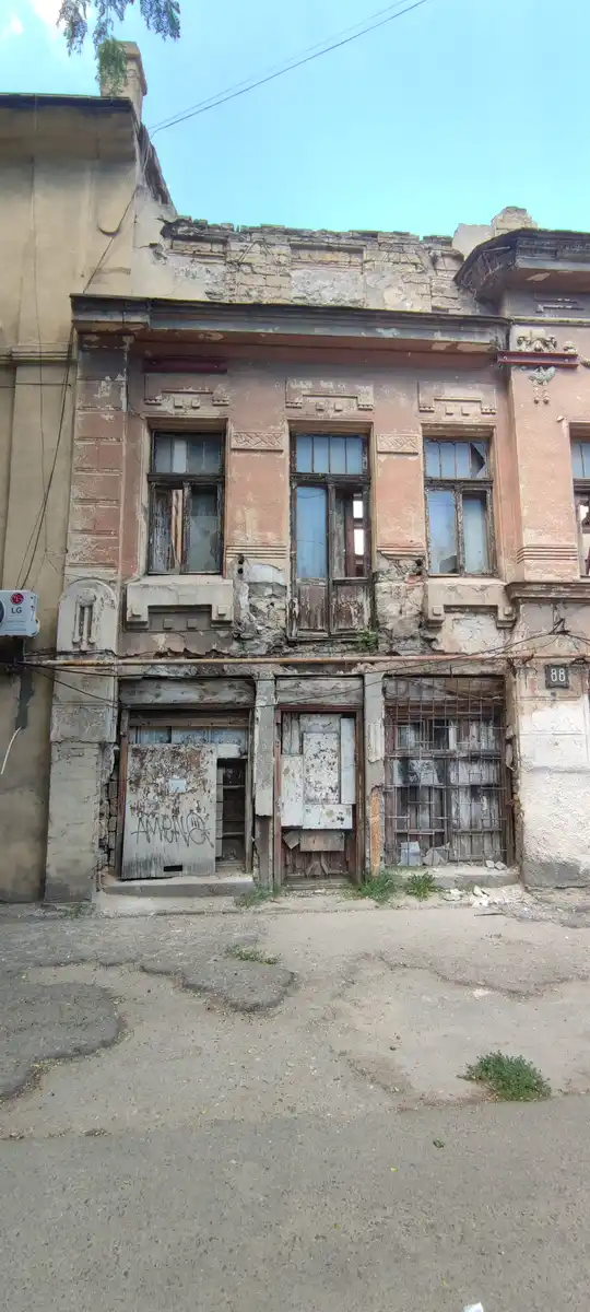 Разрушающееся здание на Большой Арнаутской, 88