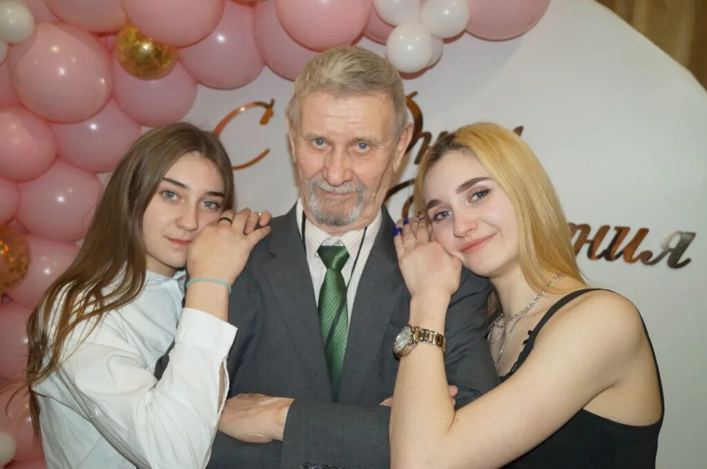 Виктор Дацюк с правнучками Александрой и Владиславой