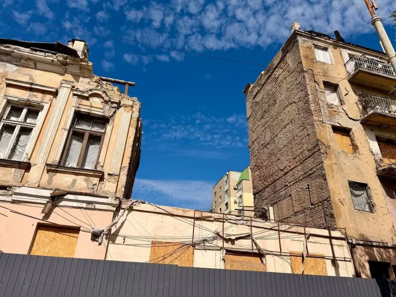 зруйнований будинок