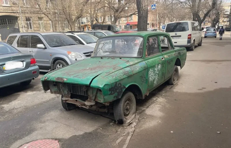 Брошенный автомобиль на одесской улице