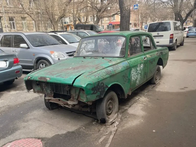 Брошенный автомобиль на одесской улице