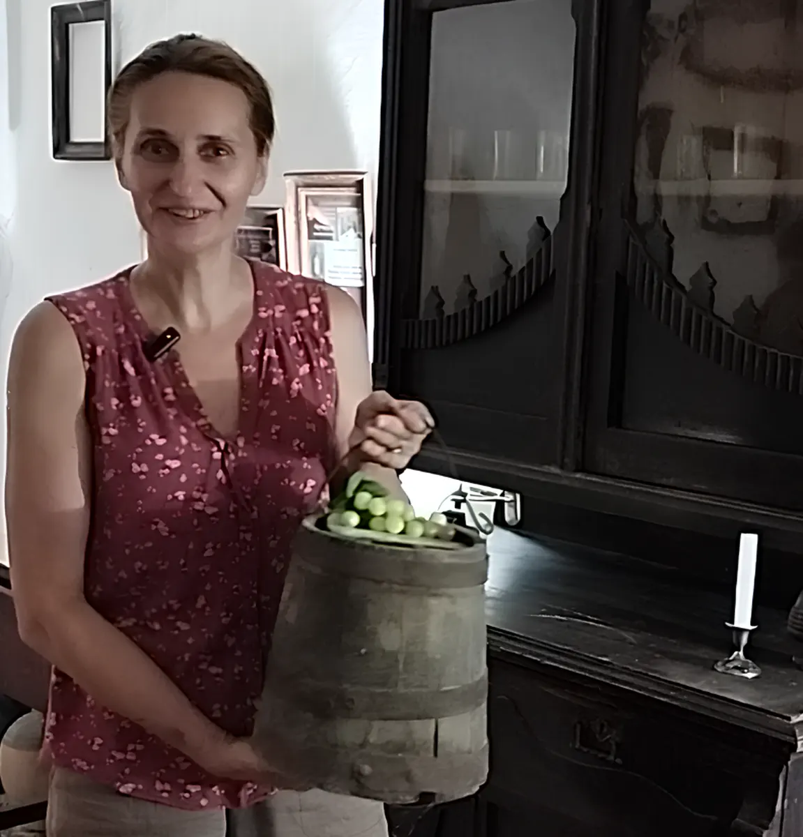 Дерев’яний посуд для вина та стара шафа