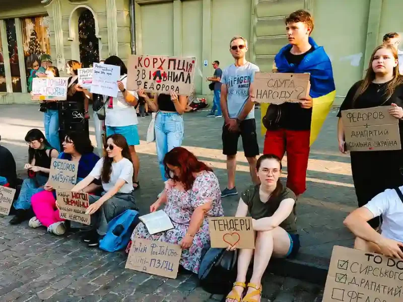 В Одессе продолжается «Картонный протест»: почему люди снова вышли на Дерибасовскую (фоторепортаж)