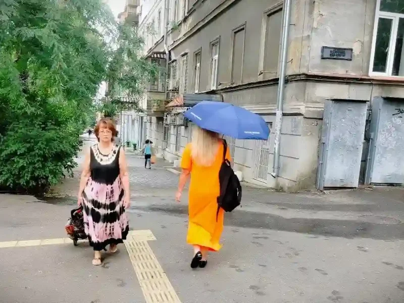 Одеська вулиця під час дощу у серпні - перехожі