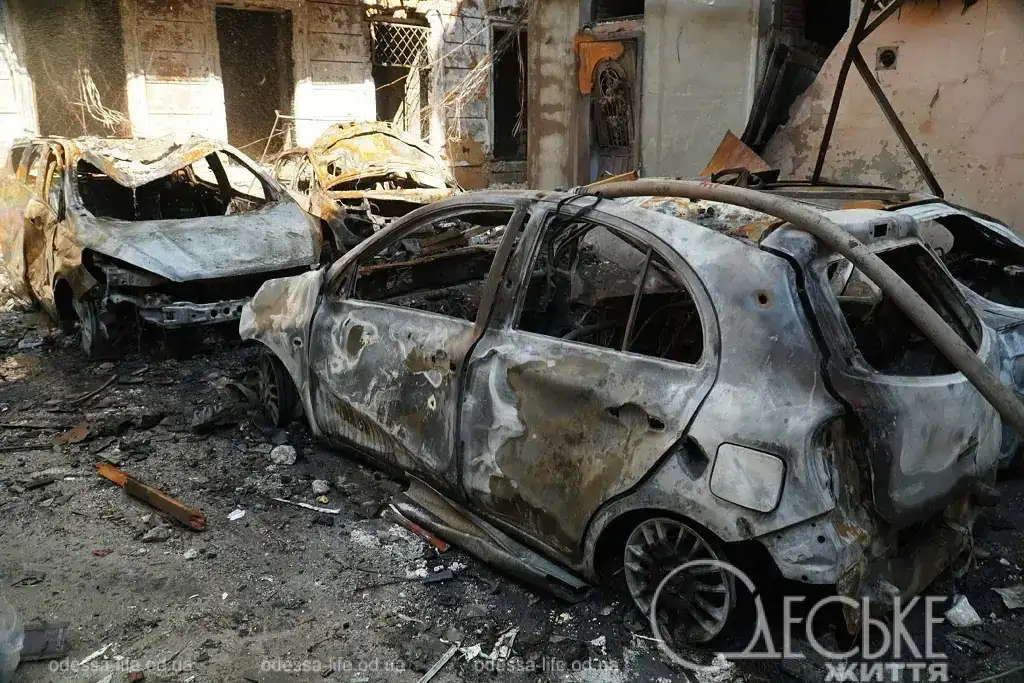 Сгоревшие автомобили и выбитые окна в жилом дворе исторического центра Одессы после ночной атаки 9 августа