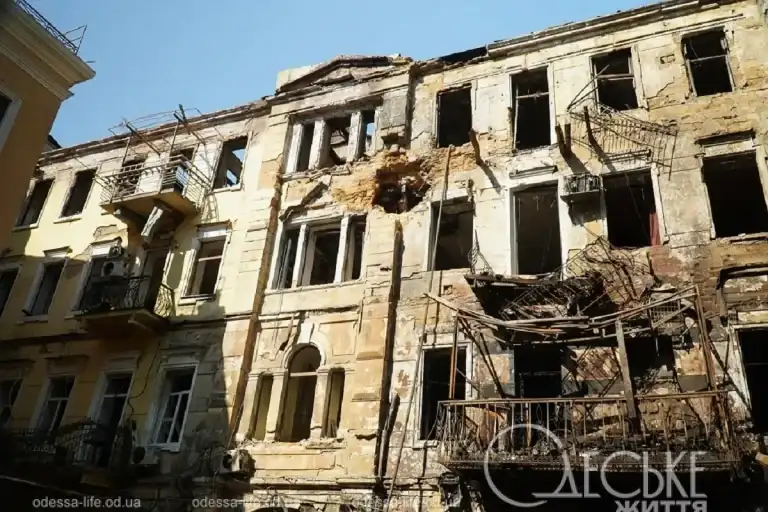 Разрушенный фасад и сгоревшие балконы старинного жилого дома в Одессе после атаки 9 августа 2026