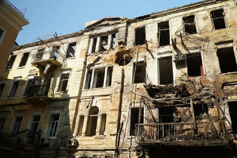 Разрушенный фасад и сгоревшие балконы старинного жилого дома в Одессе после атаки 9 августа 2026