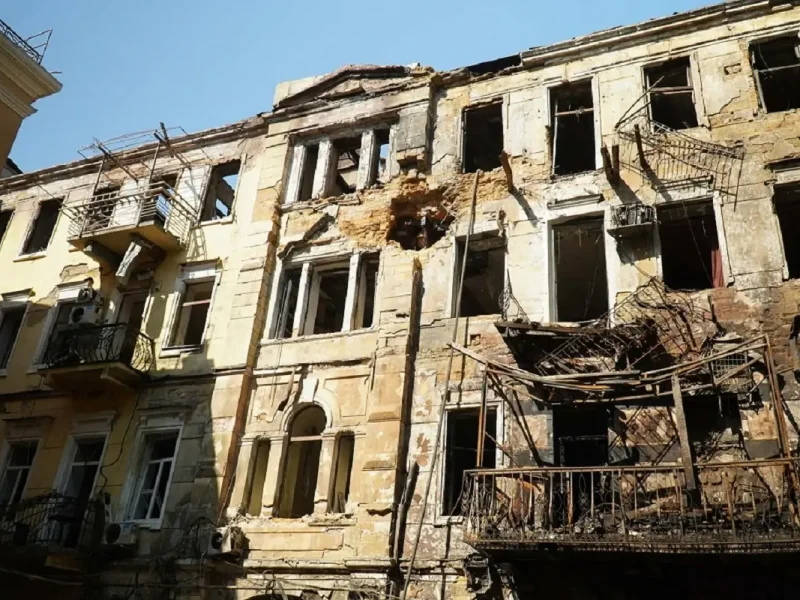 Разрушенный фасад и сгоревшие балконы старинного жилого дома в Одессе после атаки 9 августа 2026