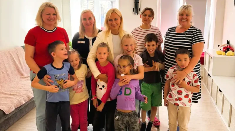 Олена Колоденко (в центрі) з вихованцями дитбудинку та вихователями