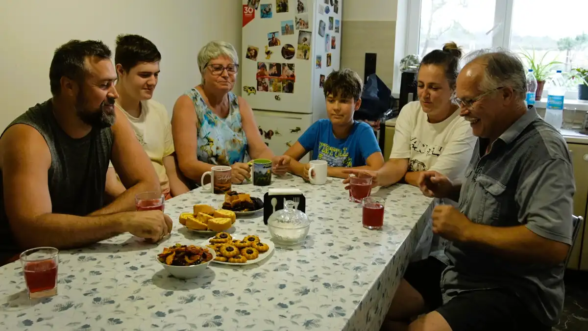 Переселенці за родинним столом
