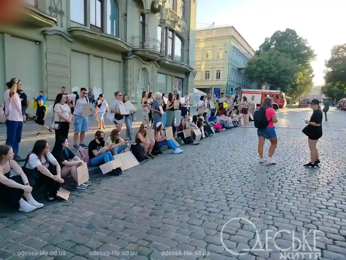 Протест с картонками