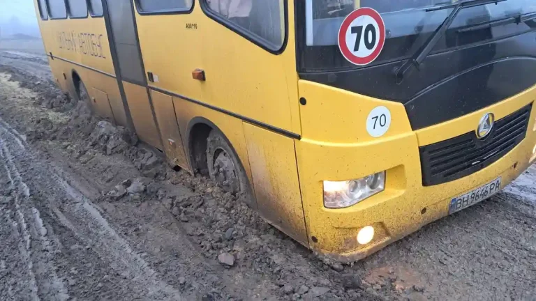 Шкільний автобус везе дітей по бездоріжжю